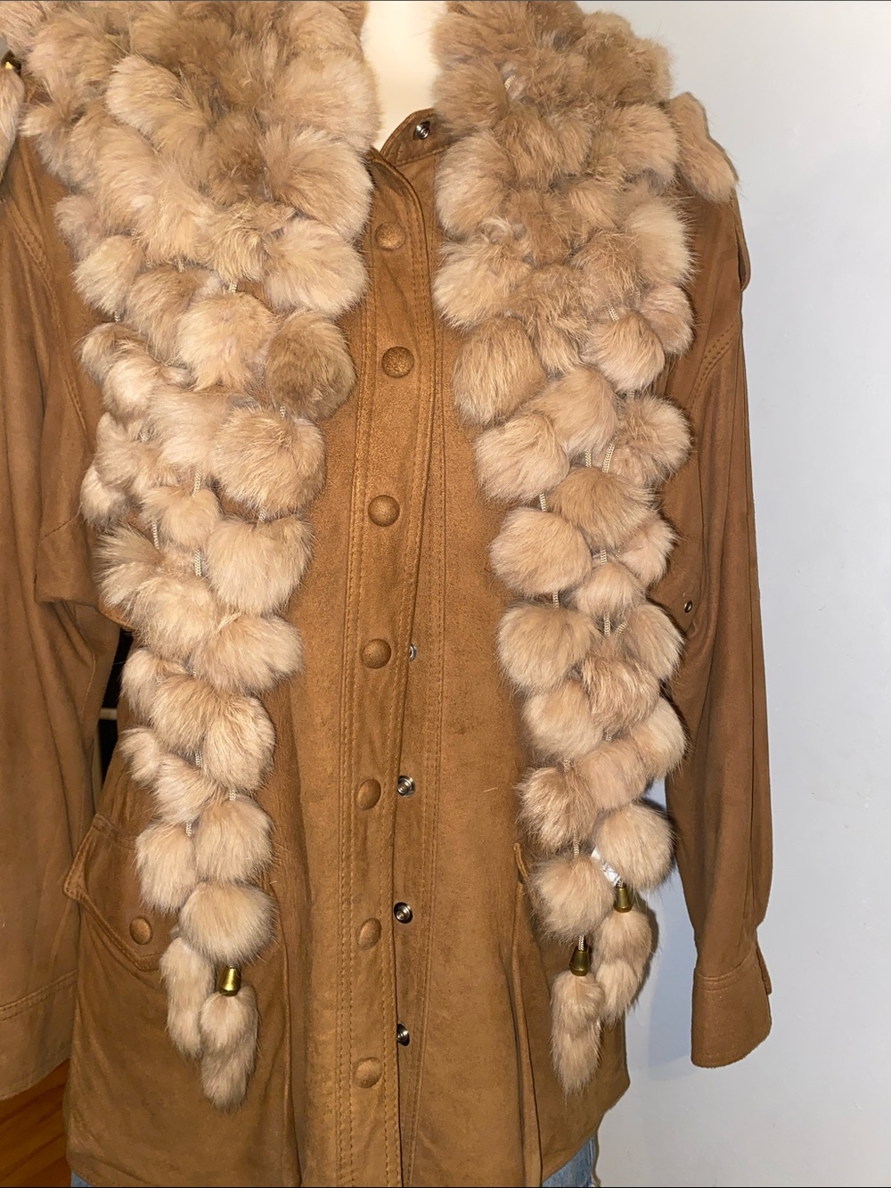 Triangular Rabbit Fur pompom scarf - Picture 5 of 9